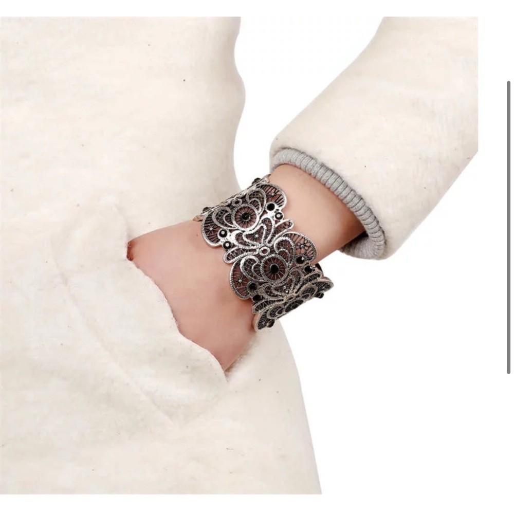 Beakey Vintage Style Filagree Stretch Bracelet 🕷️ - Picture 2 of 4